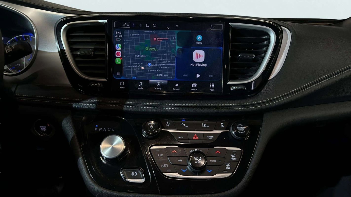 Used 2024 Chrysler Pacifica Touring image 10