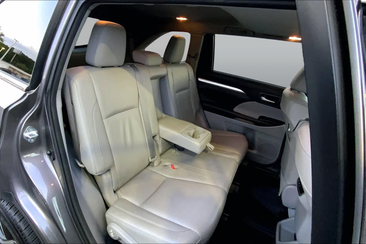 Used 2016 Toyota Highlander XLE FWD image 19