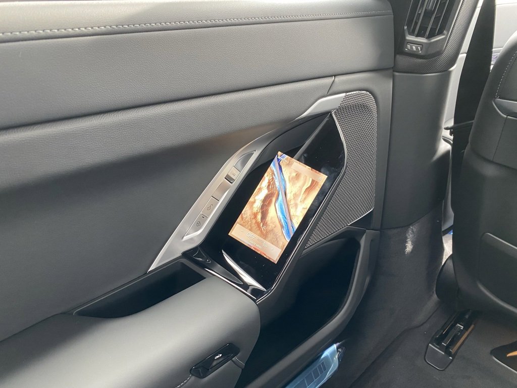 New 2026 BMW 750e xDrive w/ Premium Package image 8