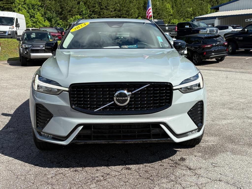 Used 2024 Volvo XC60 B5 Core AWD/4WD image 2