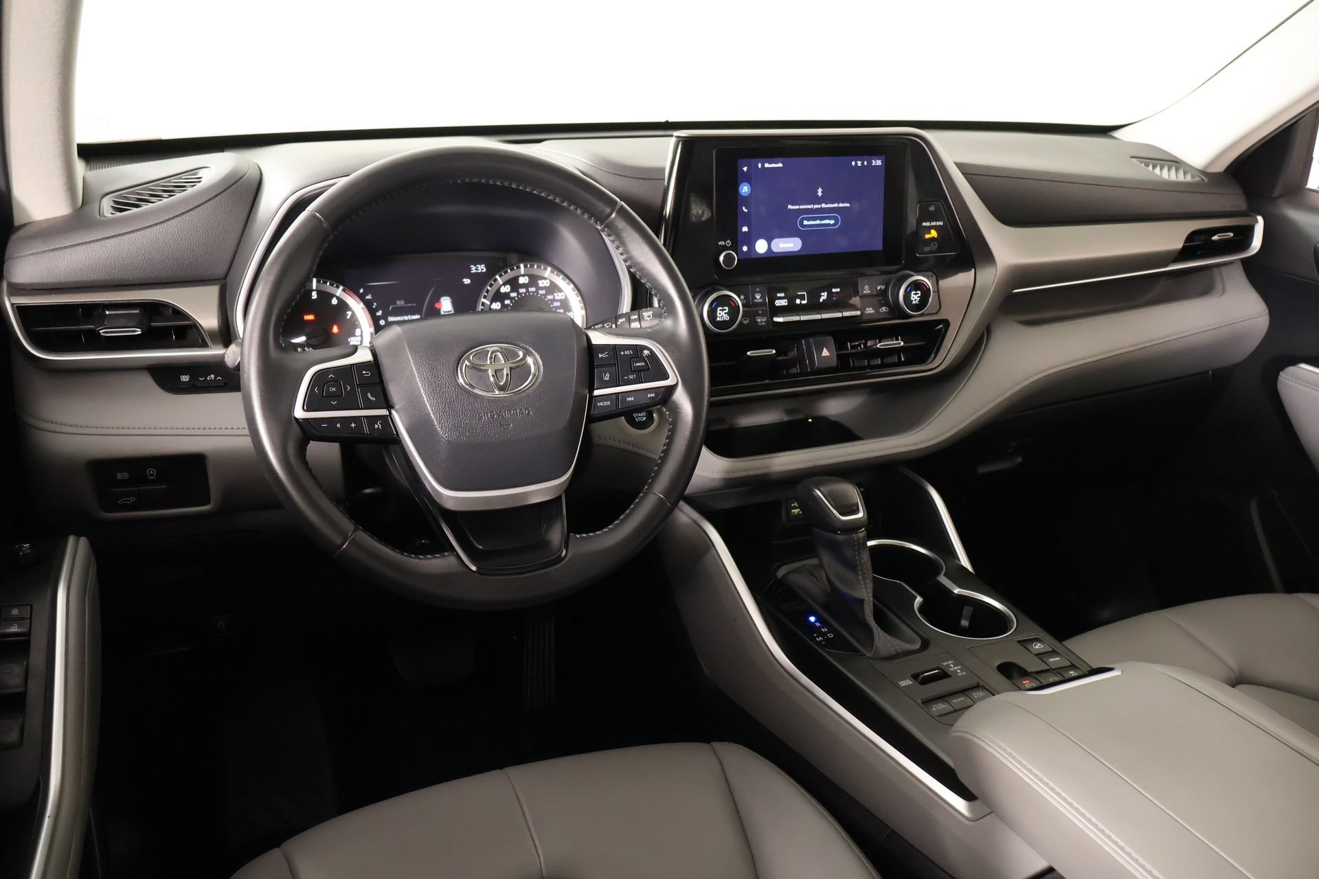 Used 2024 Toyota Highlander XLE AWD/4WD image 2
