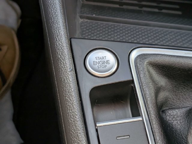 Used 2025 Volkswagen Jetta SE FWD image 28