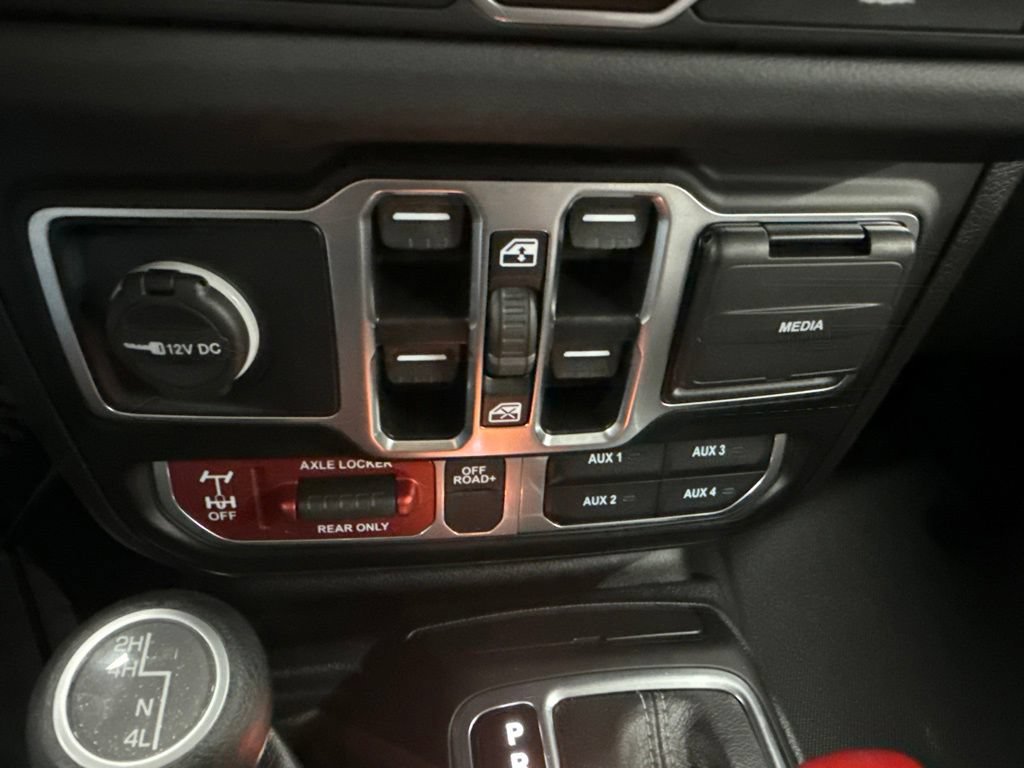 Used 2025 Jeep Gladiator Mojave w/ Convenience Group AWD/4WD image 27