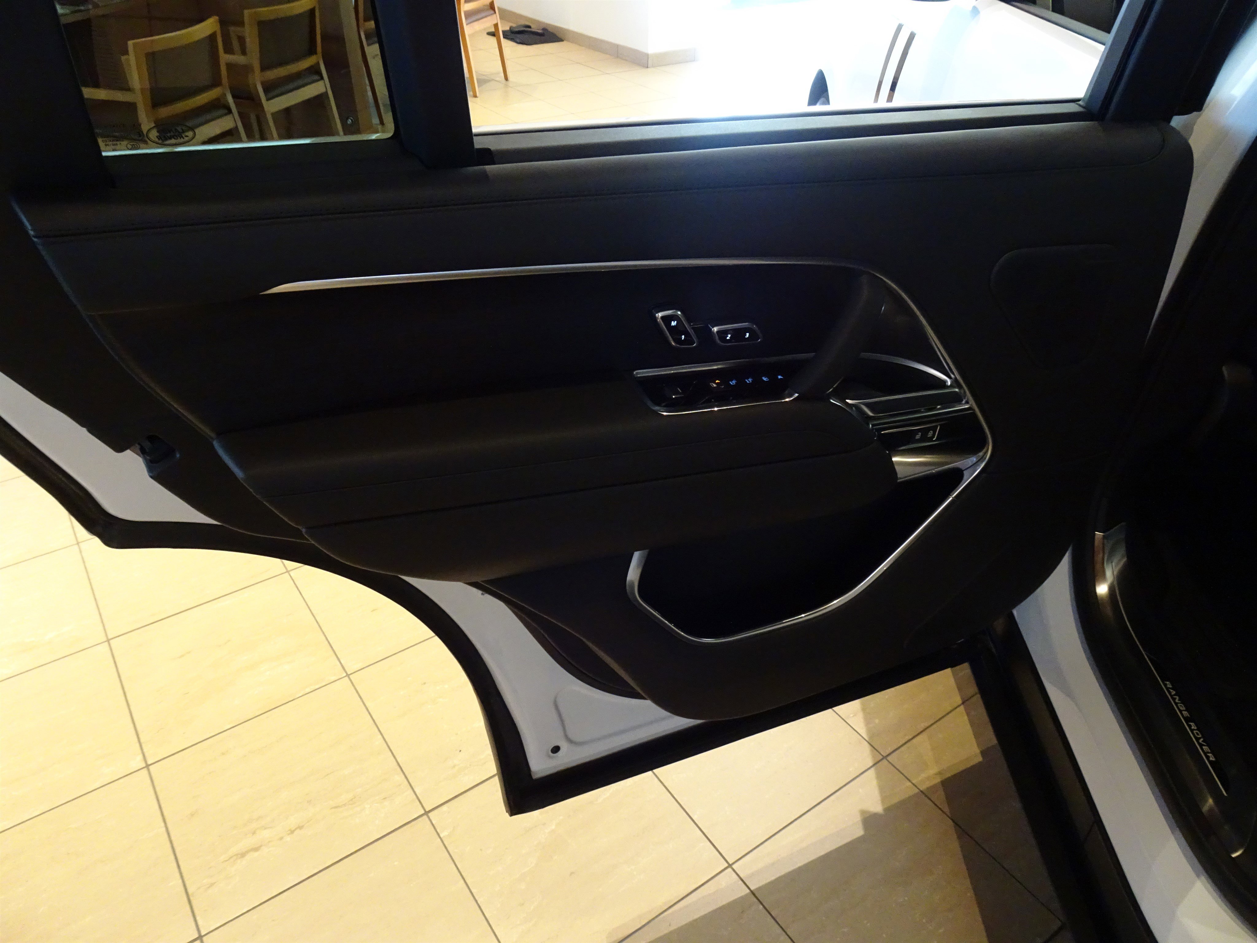 New 2025 Land Rover Range Rover Long Wheelbase SE image 23