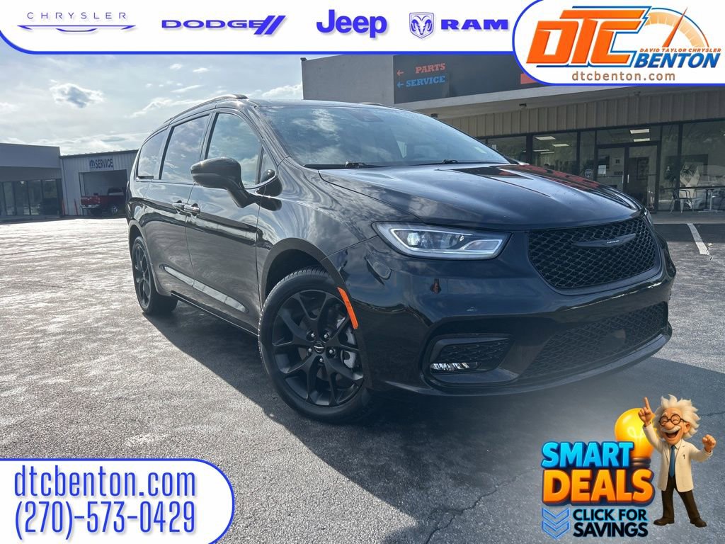 Used 2024 Chrysler Pacifica Touring-L w/ Uconnect Theater Family Group