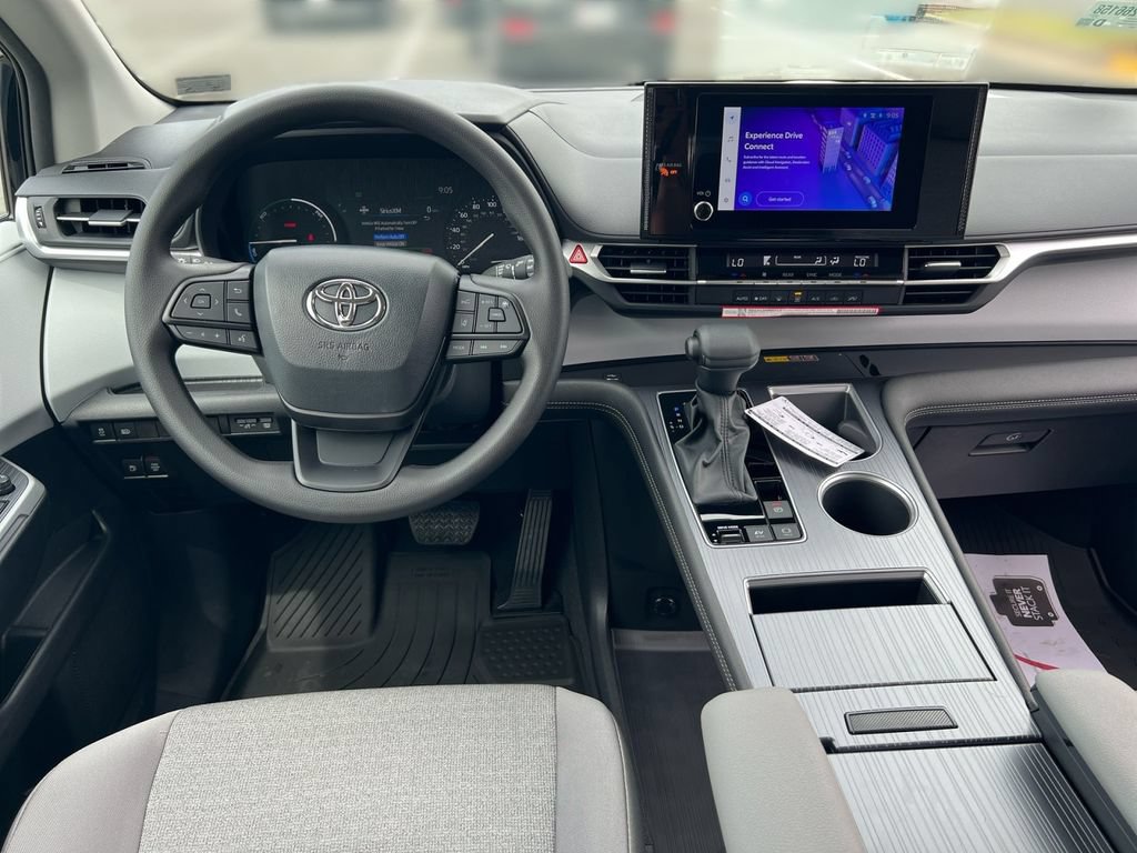 Used 2026 Toyota Sienna LE FWD image 18