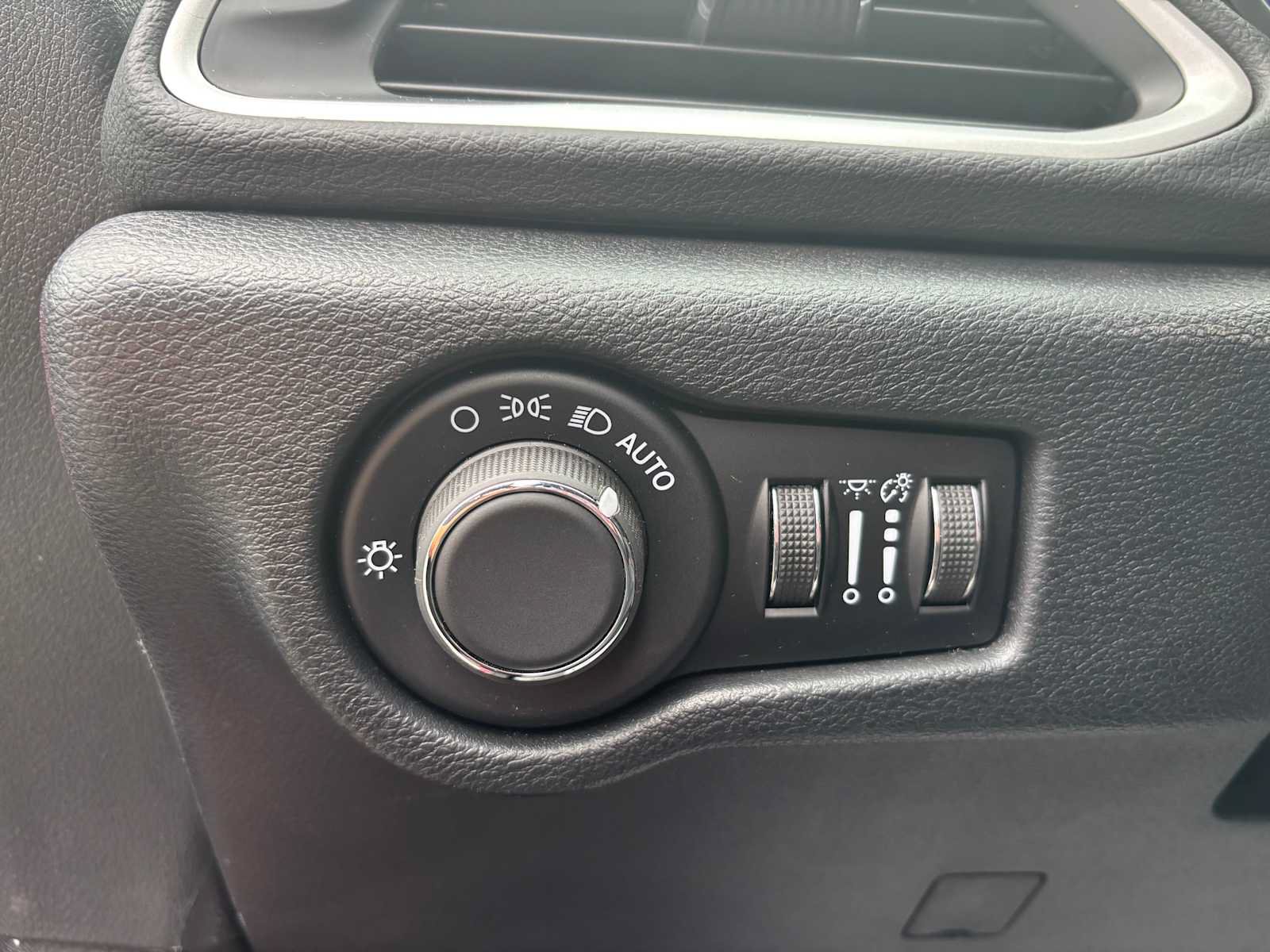 Used 2025 Chrysler Voyager LX FWD image 22