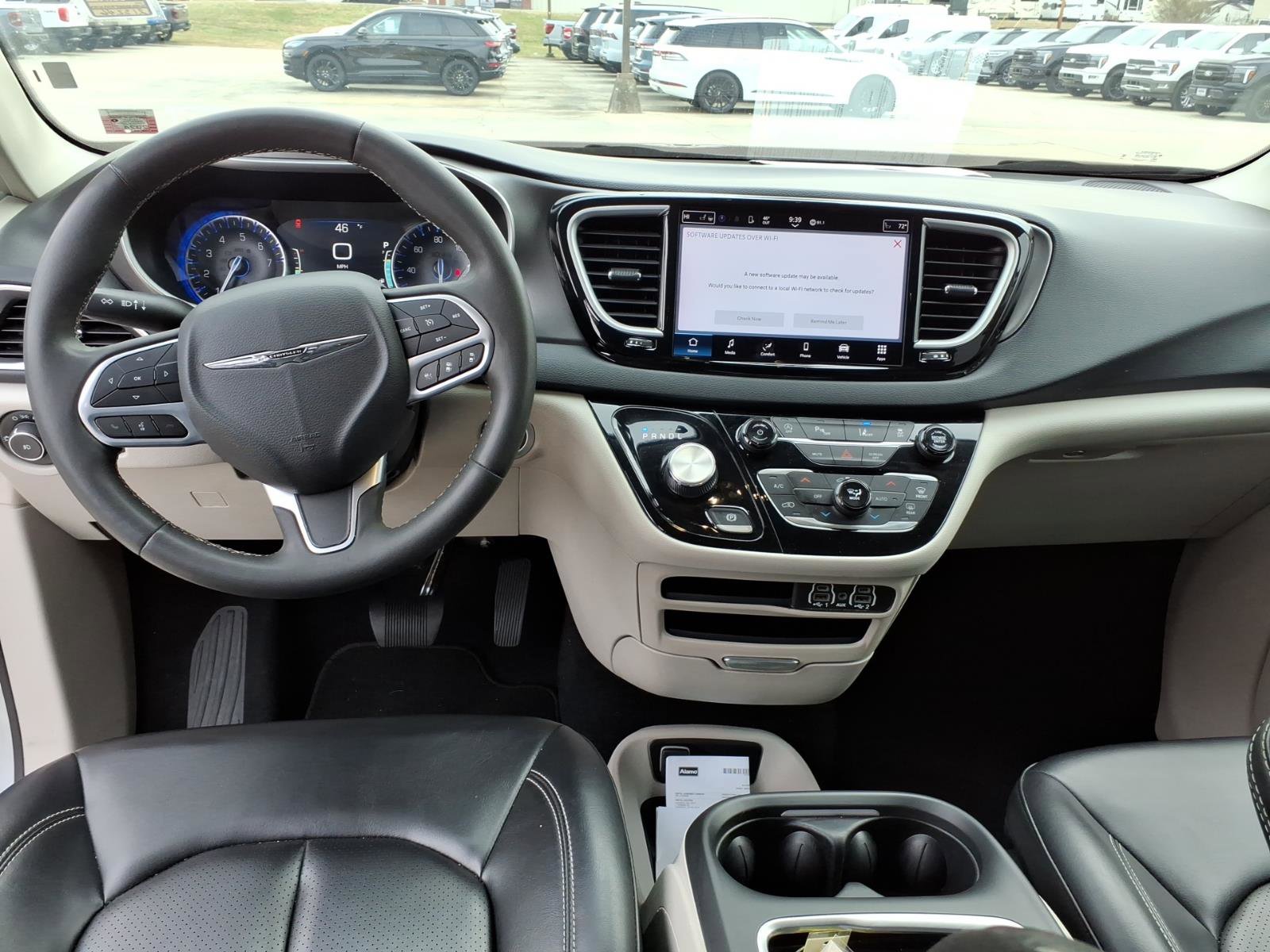 Used 2023 Chrysler Pacifica Touring-L image 15