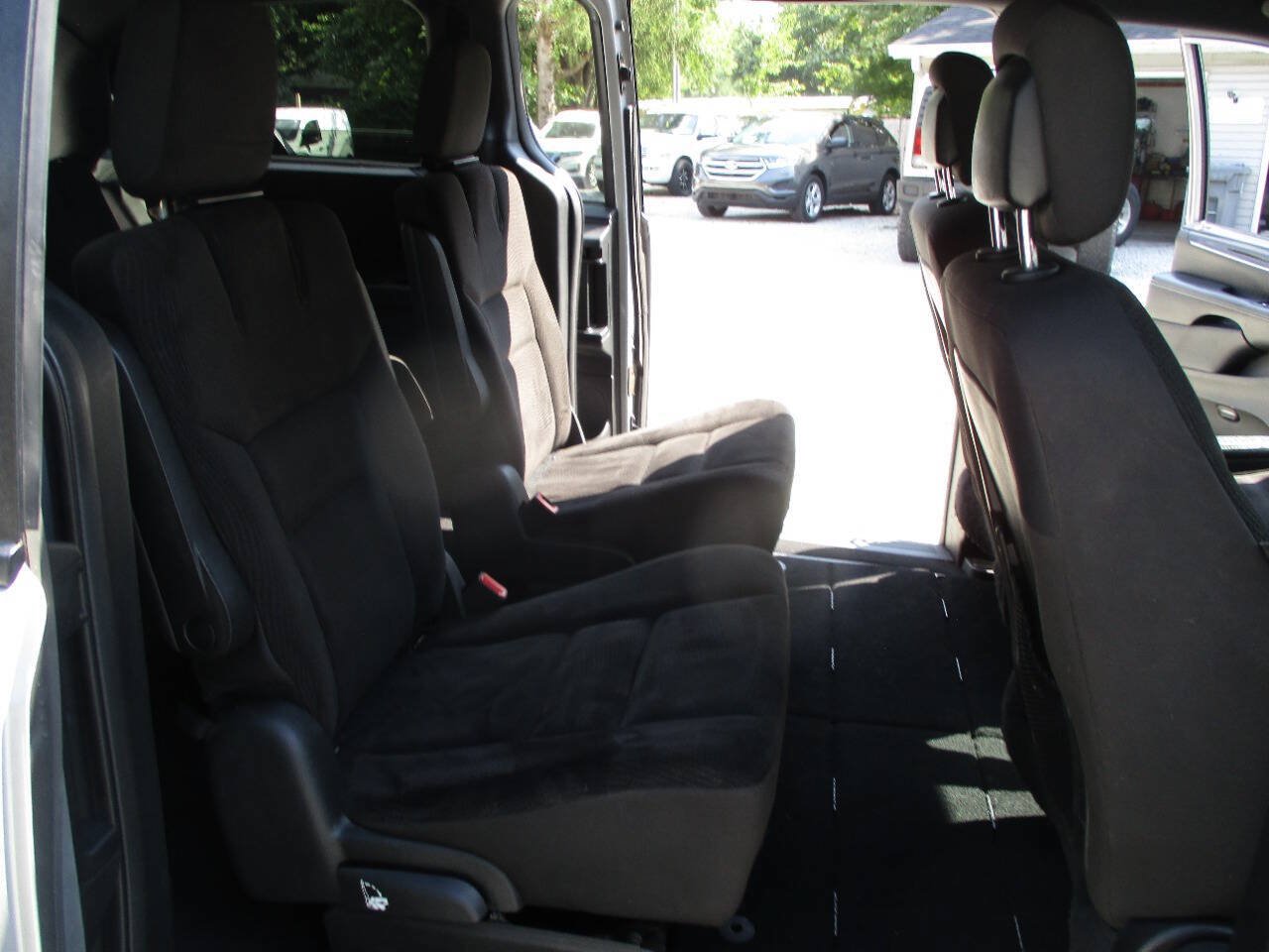 Used 2018 Dodge Grand Caravan SE FWD image 27