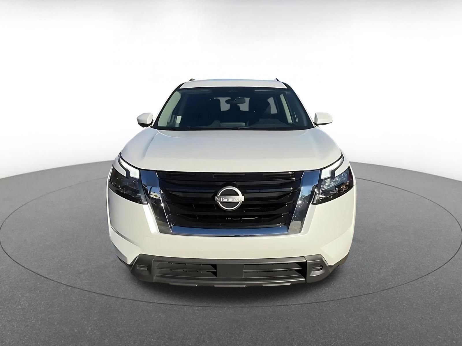 Used 2025 Nissan Pathfinder SV image 4