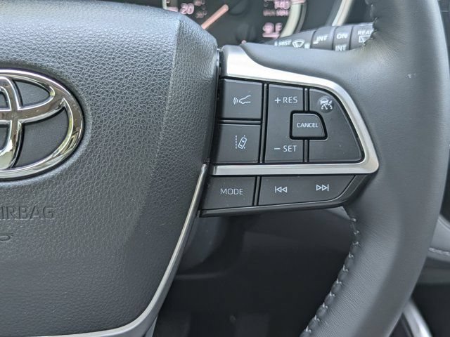 Used 2023 Toyota Highlander XLE AWD/4WD image 23