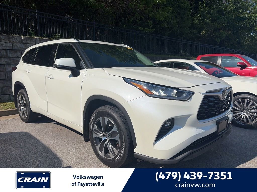 Used 2020 Toyota Highlander XLE AWD/4WD image 1