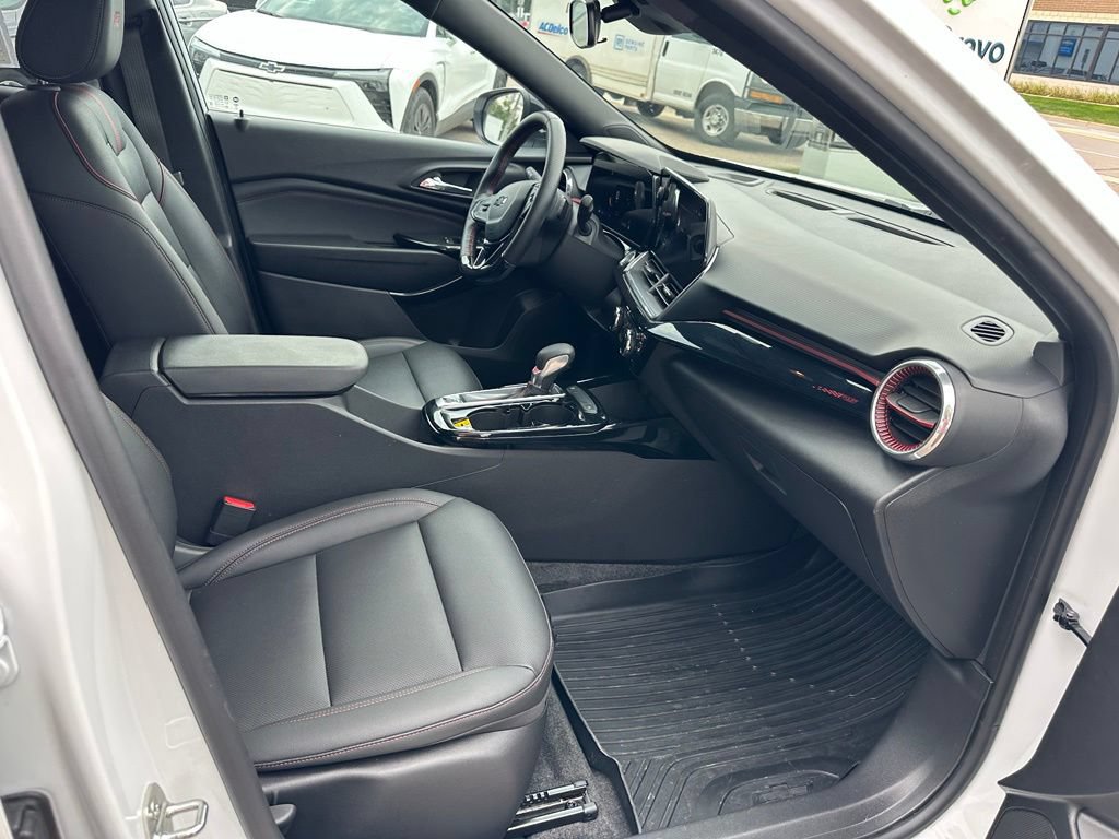 Used 2024 Chevrolet Trax RS w/ Driver Confidence Package FWD image 27