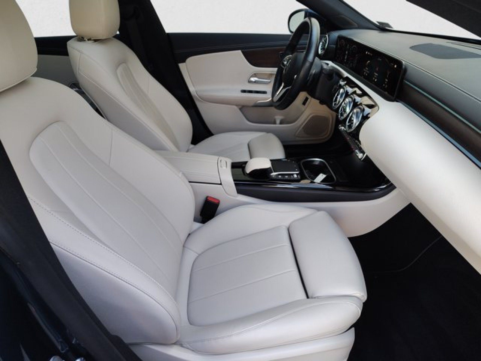 Used 2023 Mercedes-Benz CLA 250 4MATIC image 21