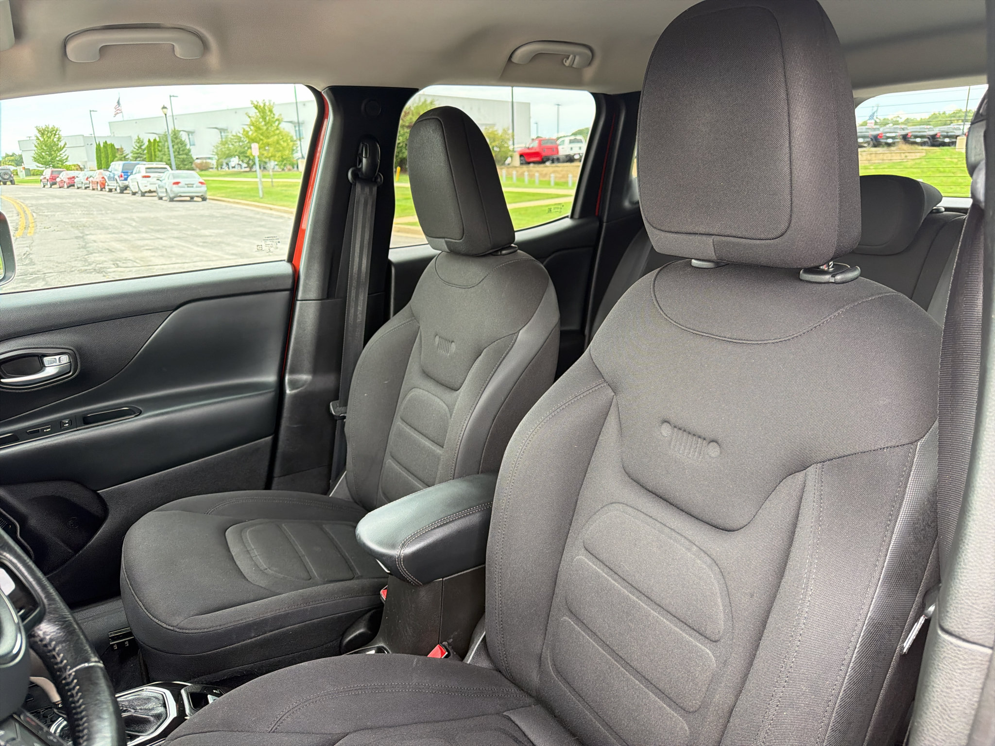 Used 2017 Jeep Renegade Altitude FWD image 16