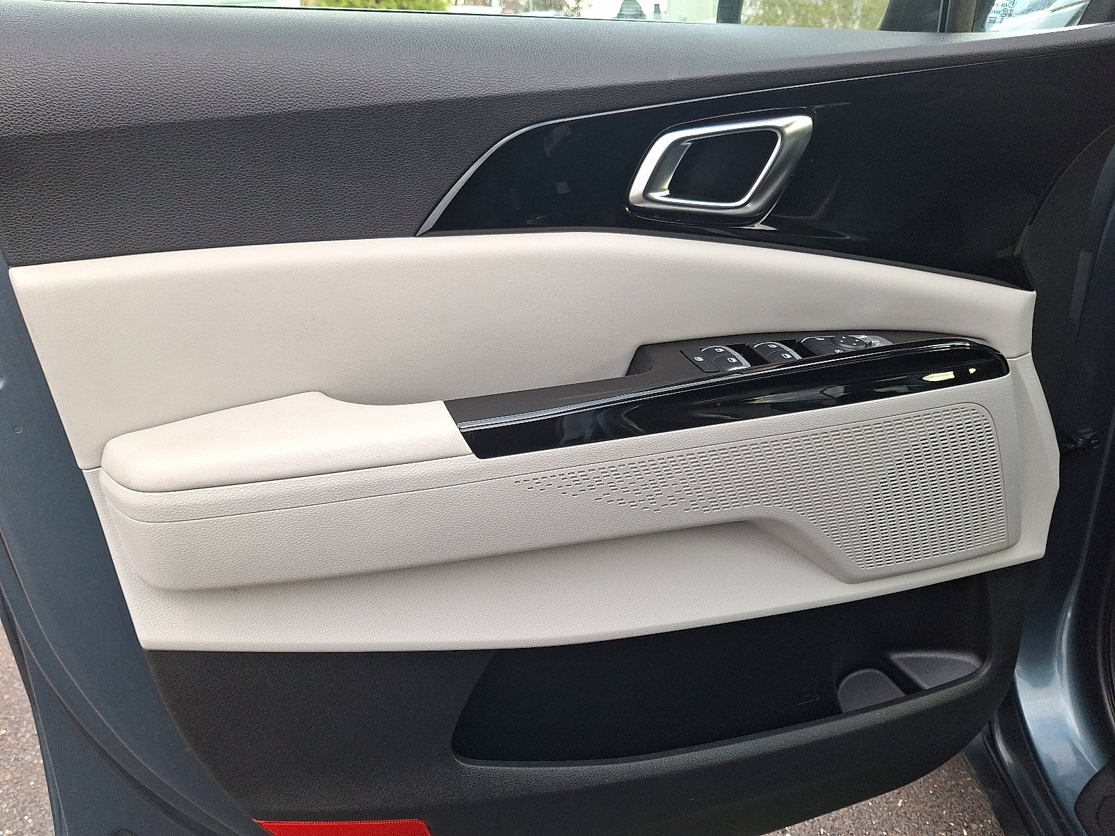 Certified 2023 Kia Carnival EX image 13