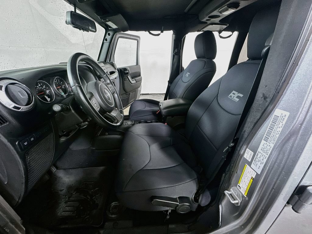 Used 2015 Jeep Wrangler Unlimited Rubicon AWD/4WD image 16