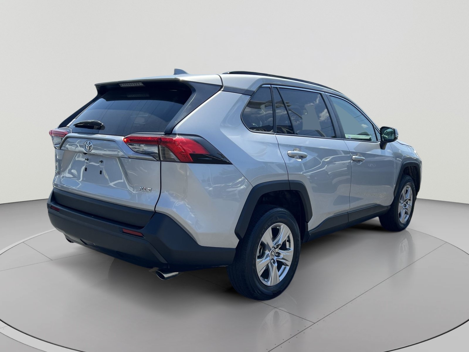 Used 2023 Toyota RAV4 XLE w/ Convenience Package FWD image 5