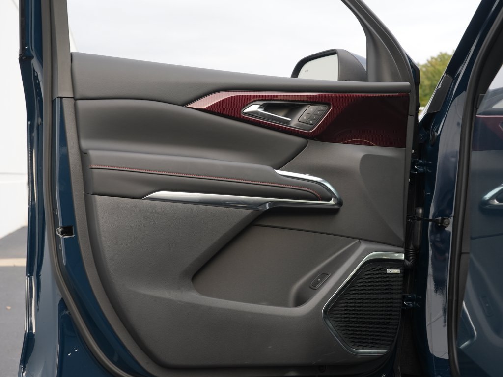 New 2027 Chevrolet Traverse RS w/ LPO, Floor Liner Package AWD/4WD image 11