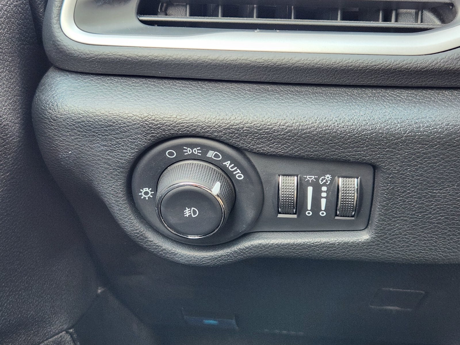 Used 2026 Chrysler Pacifica Select FWD image 29