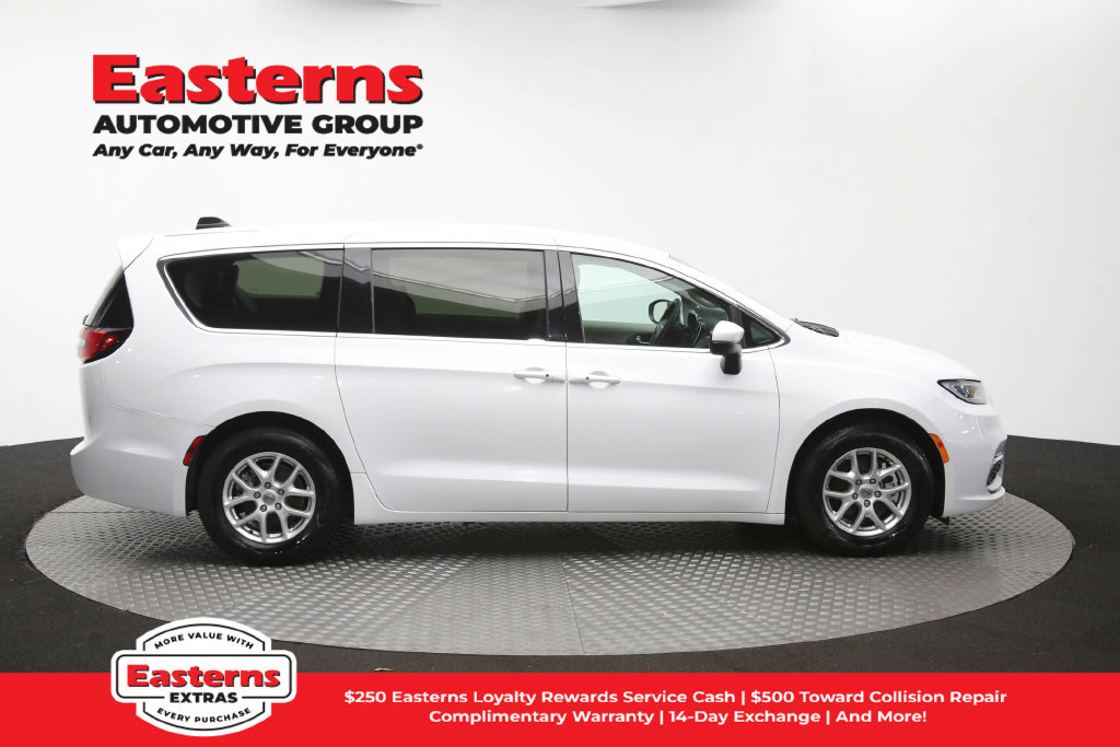 Used 2023 Chrysler Pacifica Touring-L FWD image 47