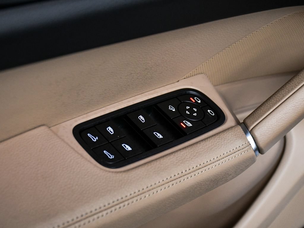 Used 2023 Porsche Cayenne AWD/4WD image 10