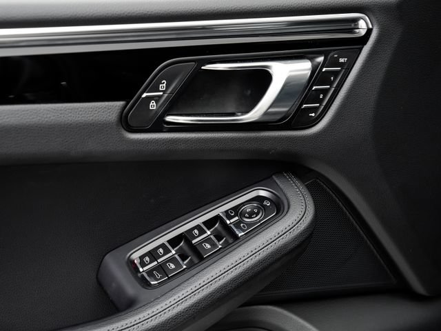 Certified 2026 Porsche Macan AWD/4WD image 8