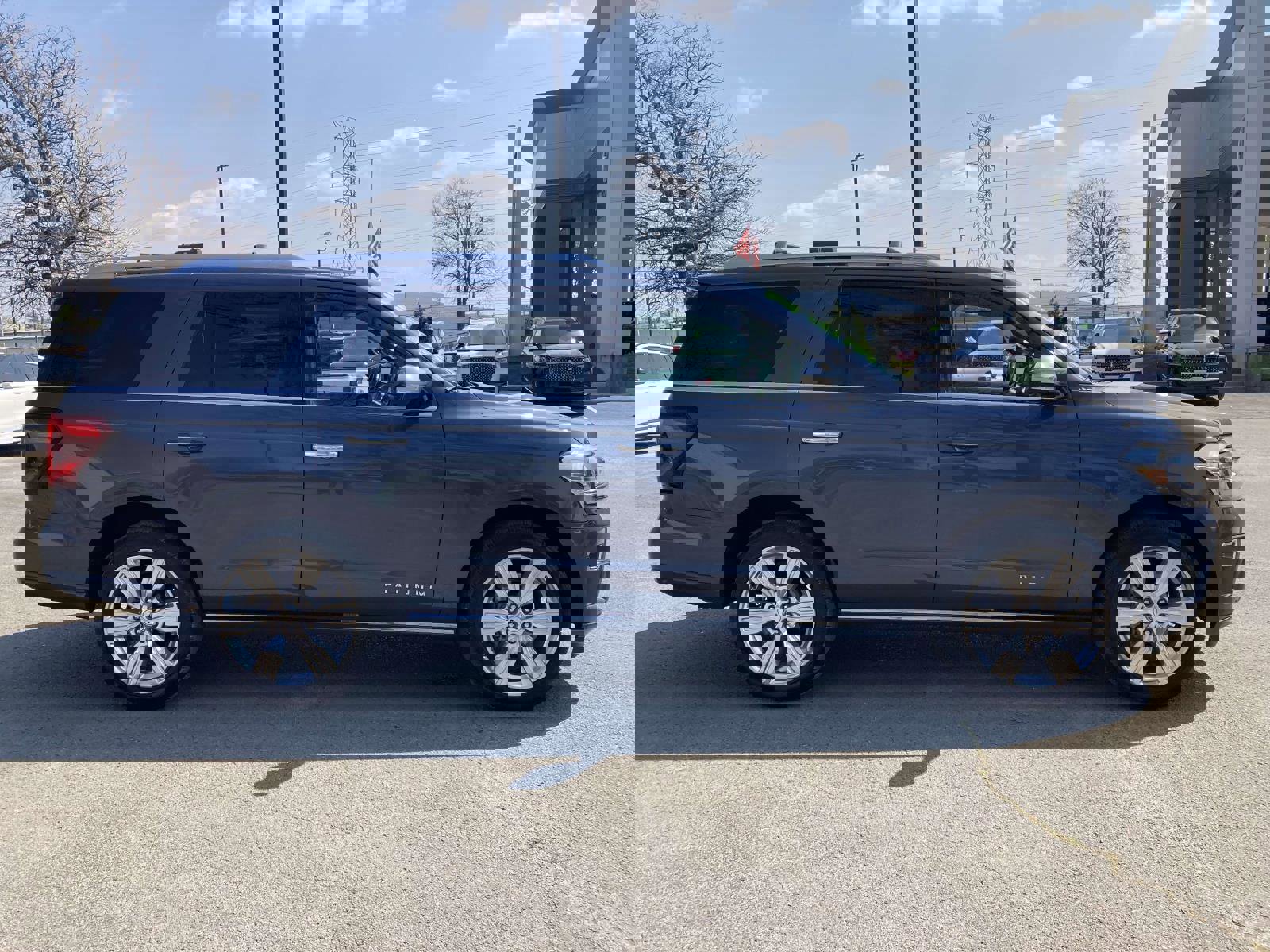 Used 2022 Ford Expedition Platinum RWD image 2