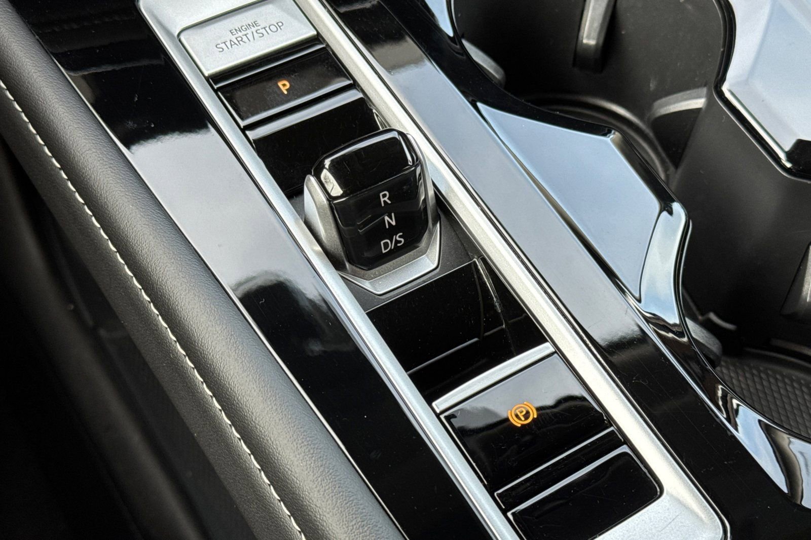 Used 2025 Volkswagen Atlas SE image 24