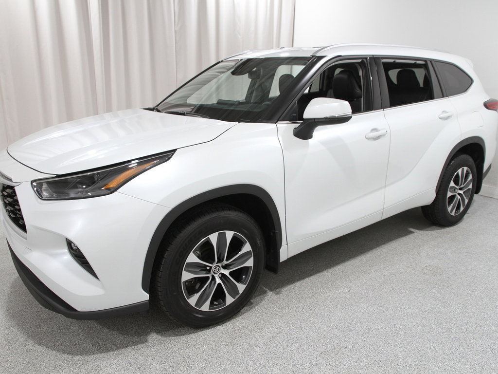 Used 2022 Toyota Highlander XLE image 3