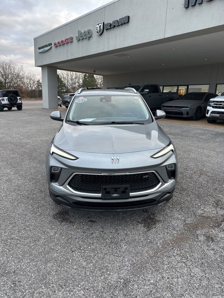 Used 2024 Buick Encore GX Sport Touring image 2