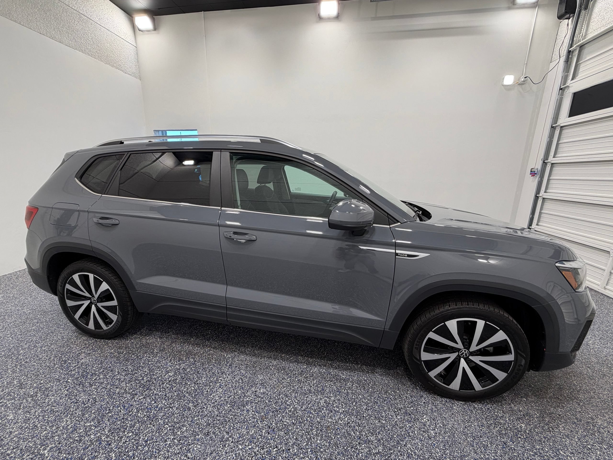 Used 2023 Volkswagen Taos SE w/ Panoramic Sunroof Package FWD image 8