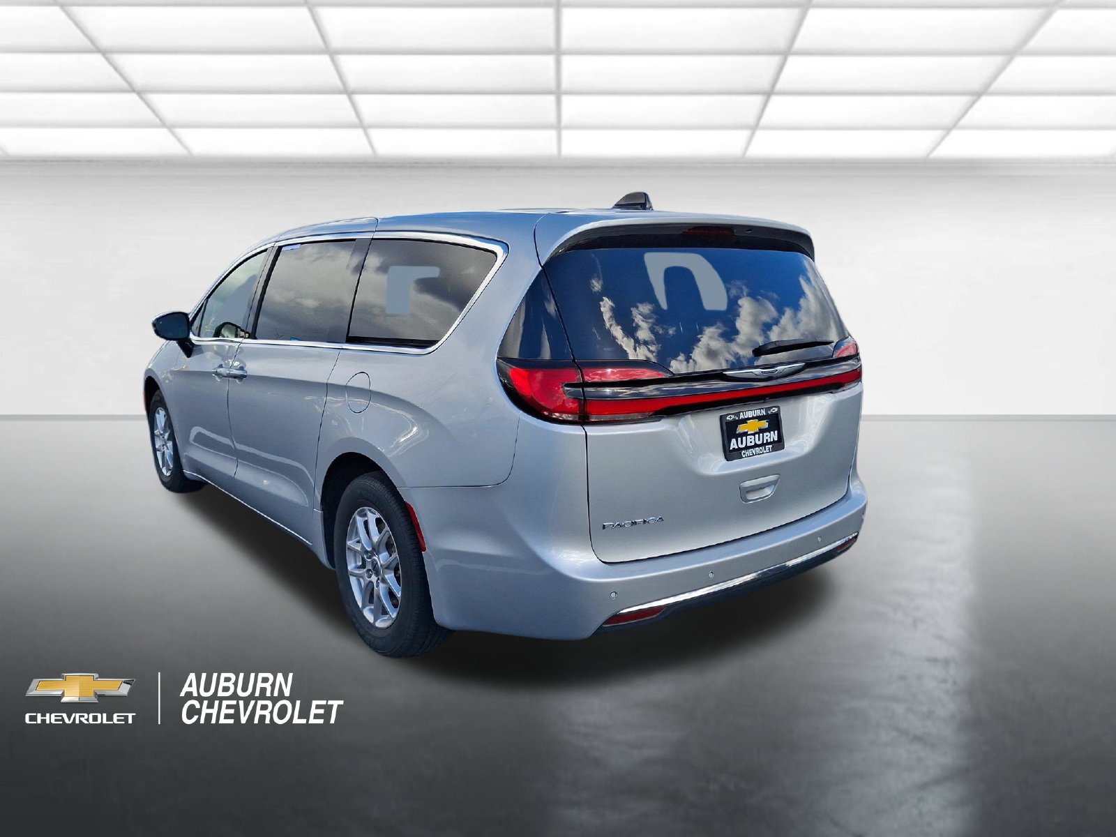 Used 2024 Chrysler Pacifica Touring-L FWD image 5