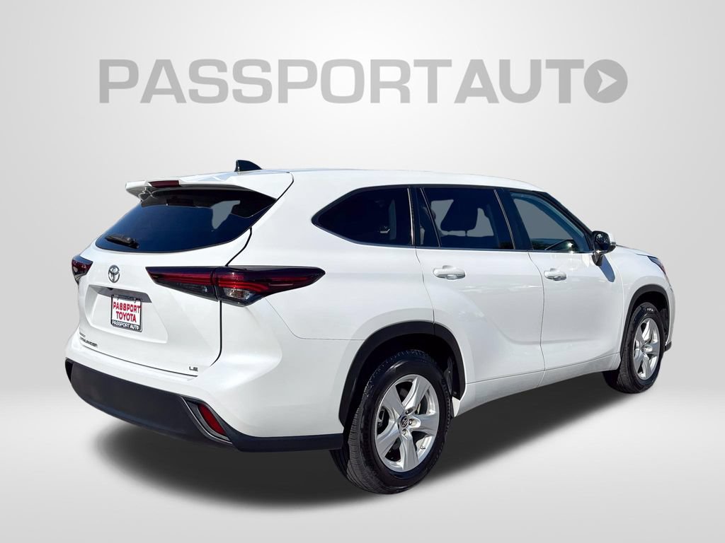 Used 2025 Toyota Highlander LE FWD image 8