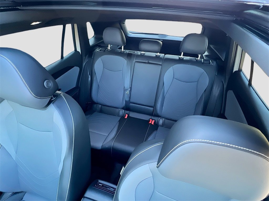 Used 2025 Volkswagen Tiguan SE R-Line image 21