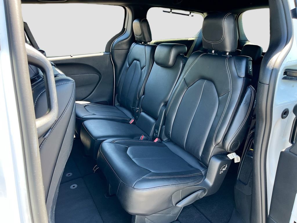 Certified 2025 Chrysler Pacifica Select w/ Uconnect Theater Family Group image 24