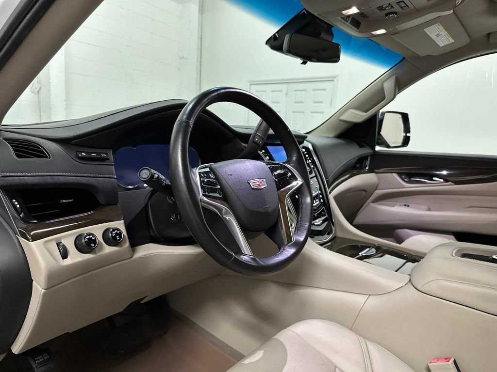 Used 2019 Cadillac Escalade Luxury AWD/4WD image 32