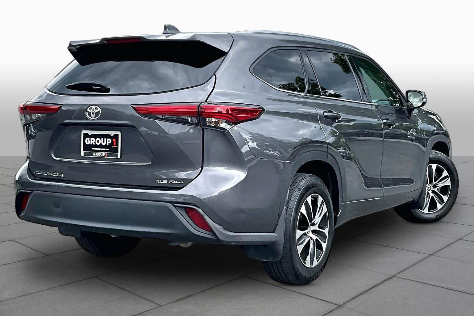 Used 2021 Toyota Highlander XLE AWD/4WD image 13