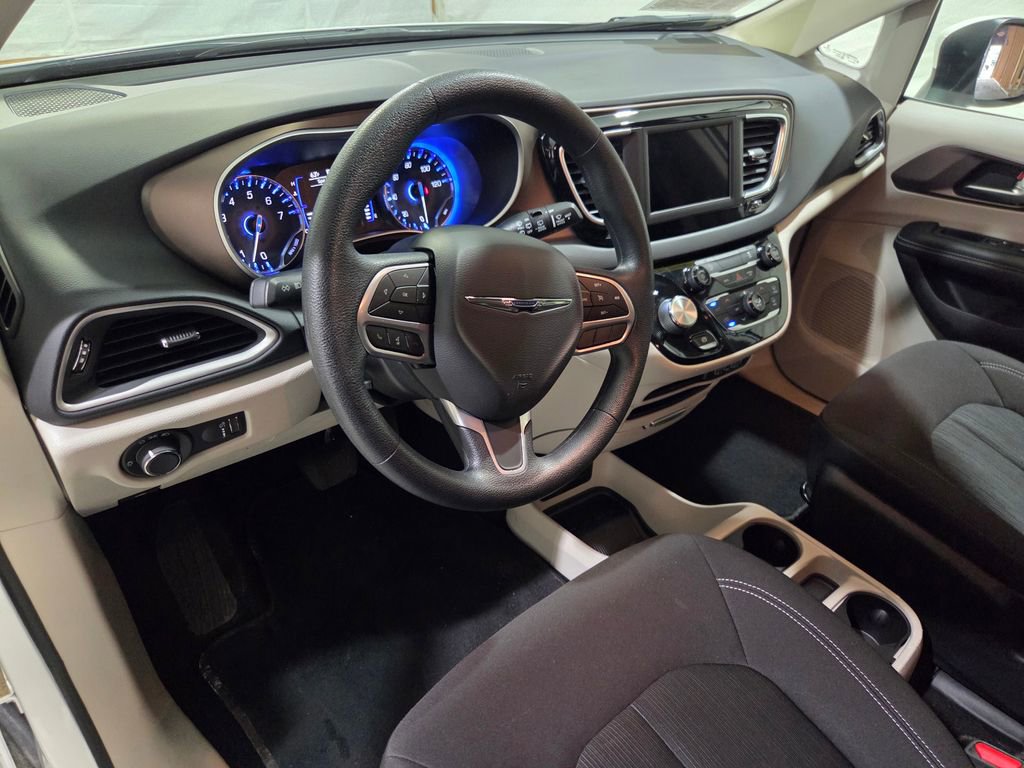 Certified 2021 Chrysler Voyager L image 5