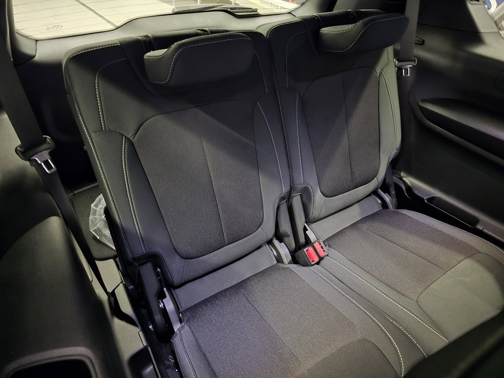 Used 2024 Jeep Grand Cherokee L Laredo w/ Luxury Tech Group I image 32