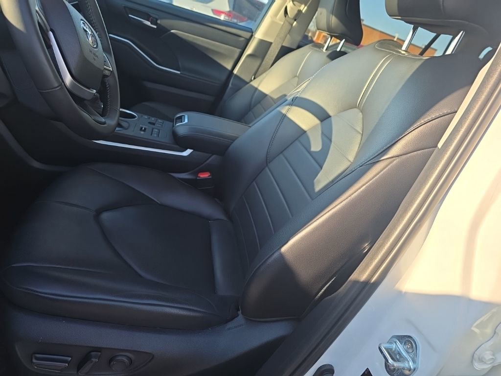 Used 2023 Toyota Highlander XLE image 9
