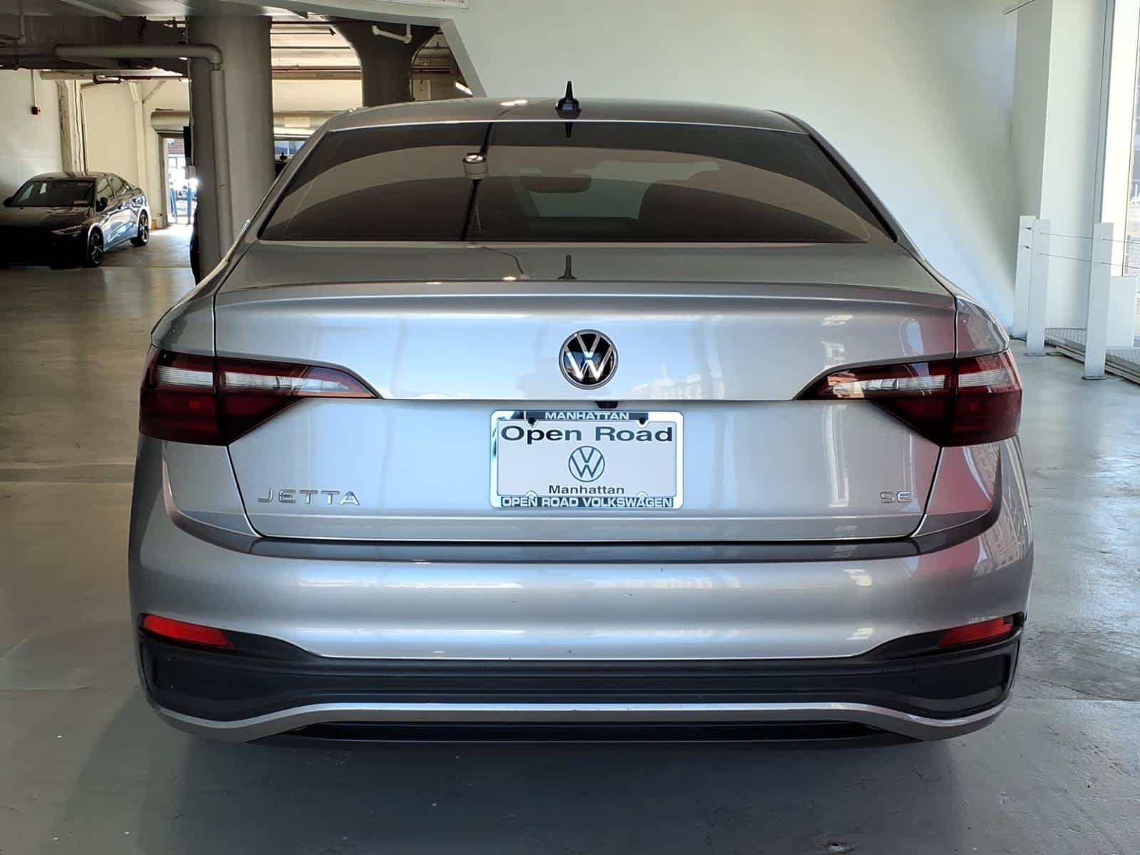 Used 2023 Volkswagen Jetta SE w/ Panoramic Sunroof Package FWD image 5