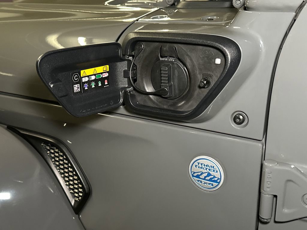 Used 2022 Jeep Wrangler Unlimited Sahara w/ Cold Weather Group AWD/4WD image 15