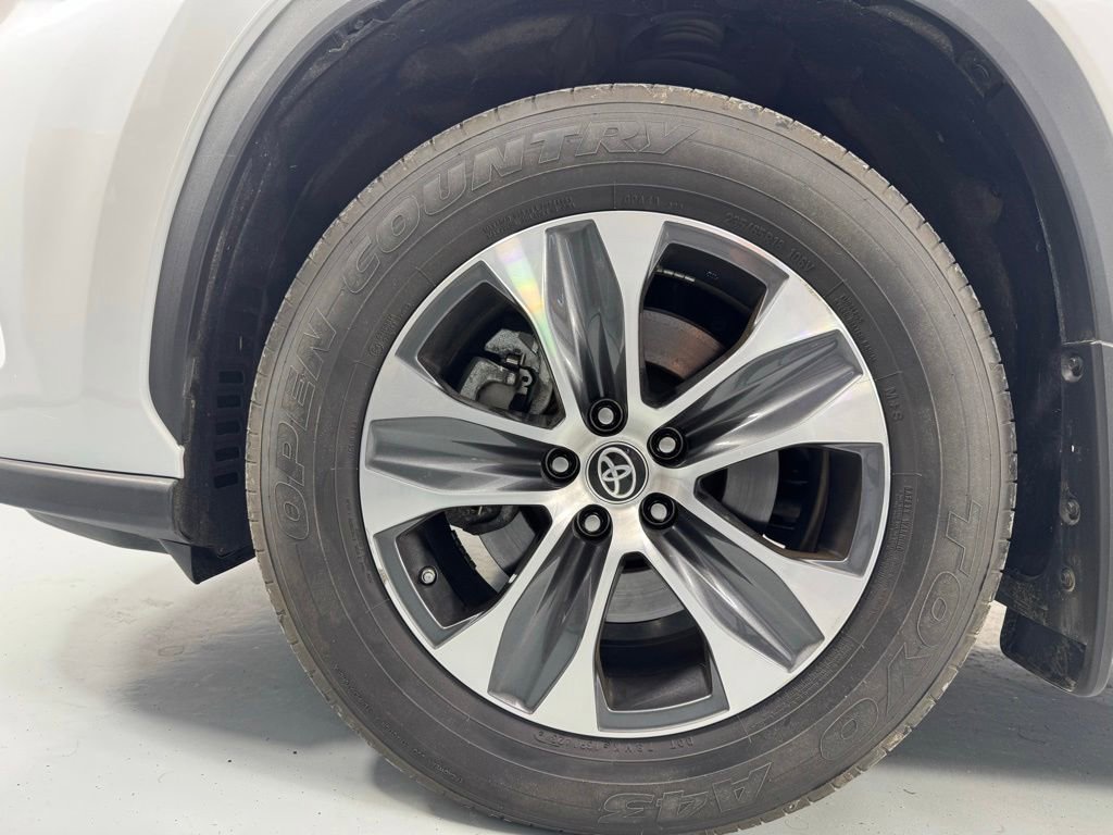 Used 2023 Toyota Highlander XLE AWD/4WD image 9