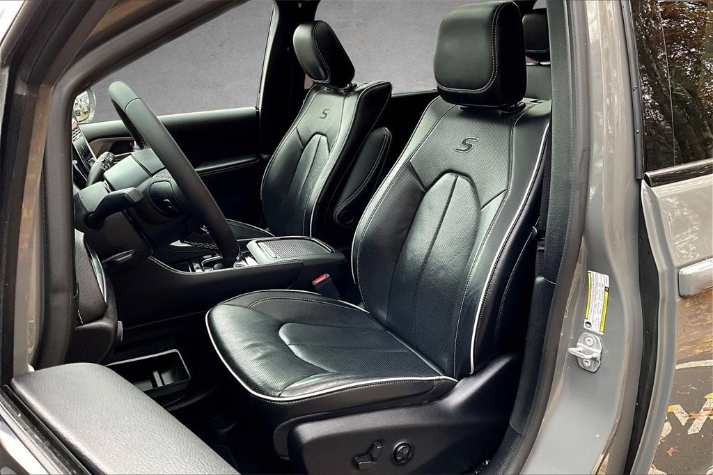 Used 2022 Chrysler Pacifica Limited w/ Uconnect Theater Family Group image 20