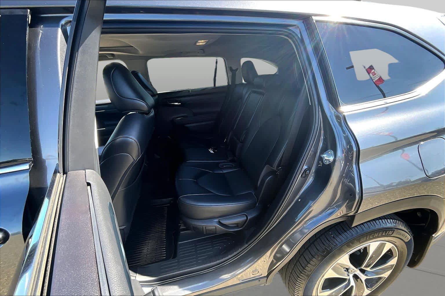 Used 2022 Toyota Highlander XLE FWD image 20