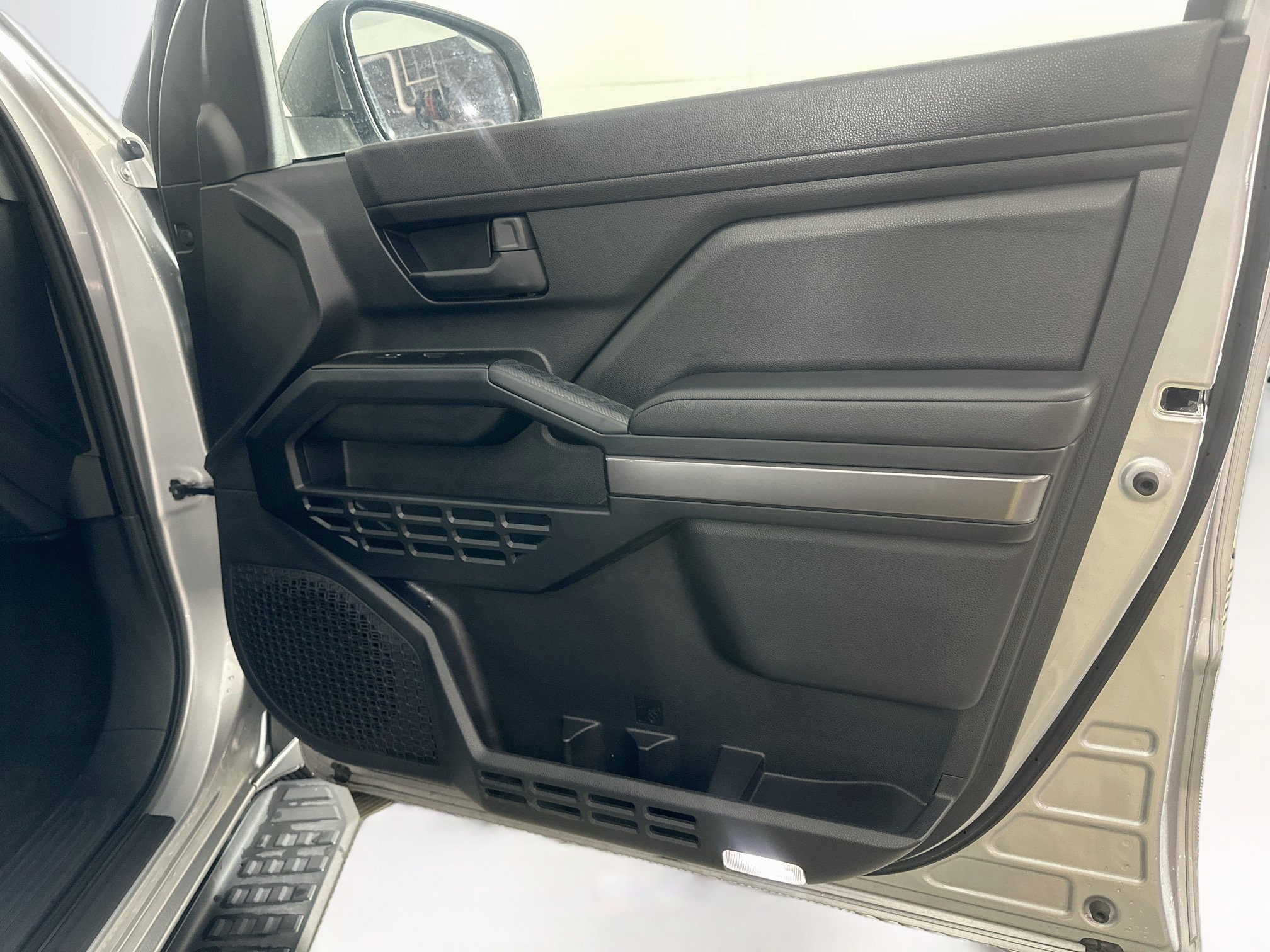 Used 2025 Toyota 4Runner SR5 AWD/4WD image 32