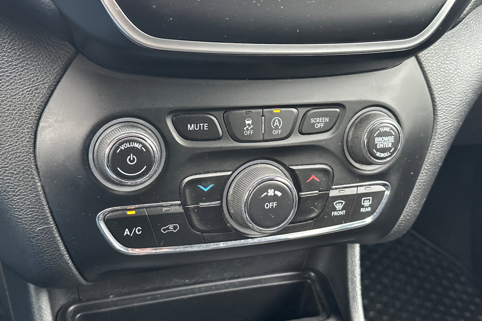 Used 2019 Jeep Cherokee Latitude w/ Cold Weather Group image 20