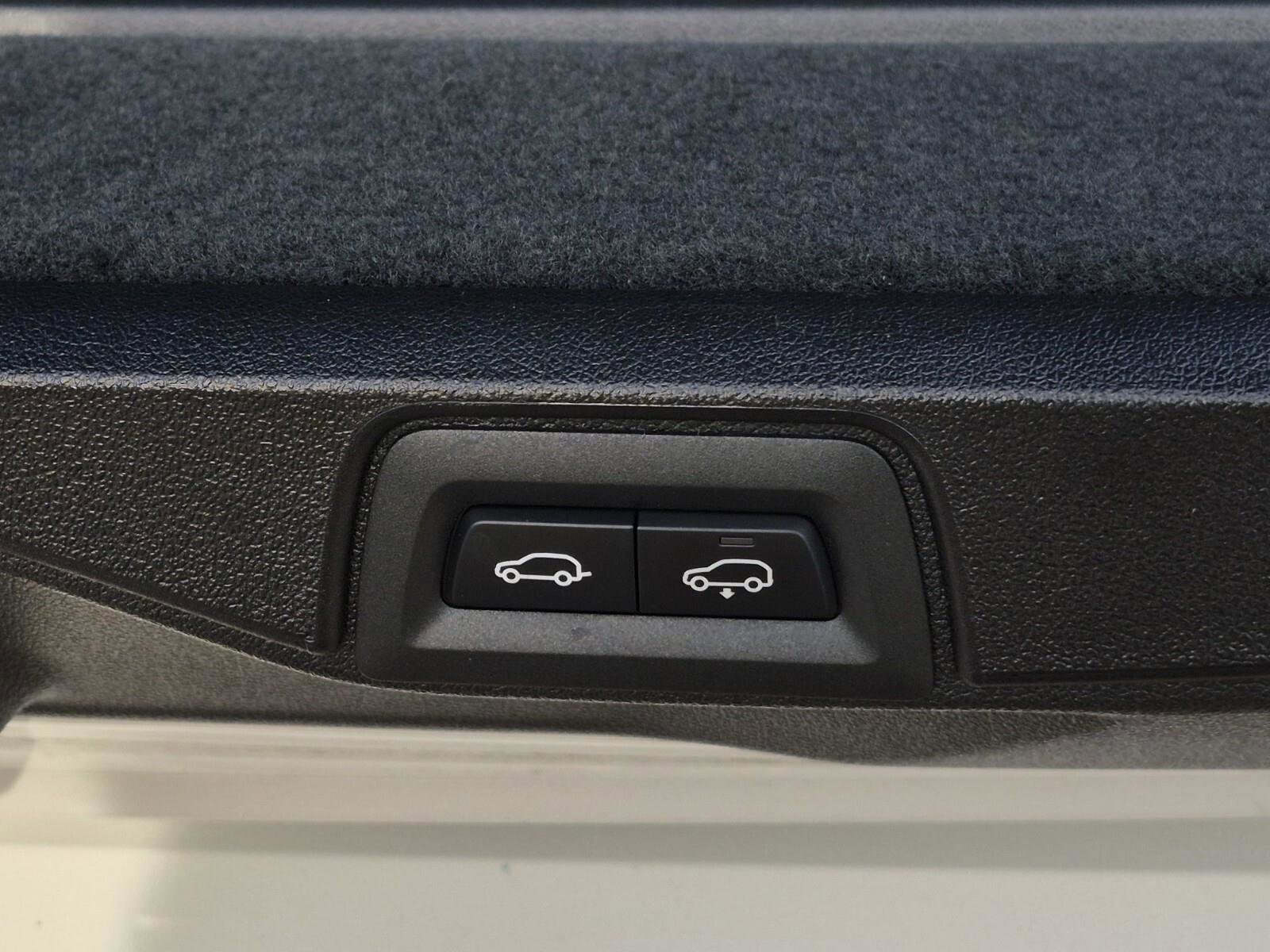 Certified 2025 BMW X7 M60i w/ Climate Comfort Package image 9