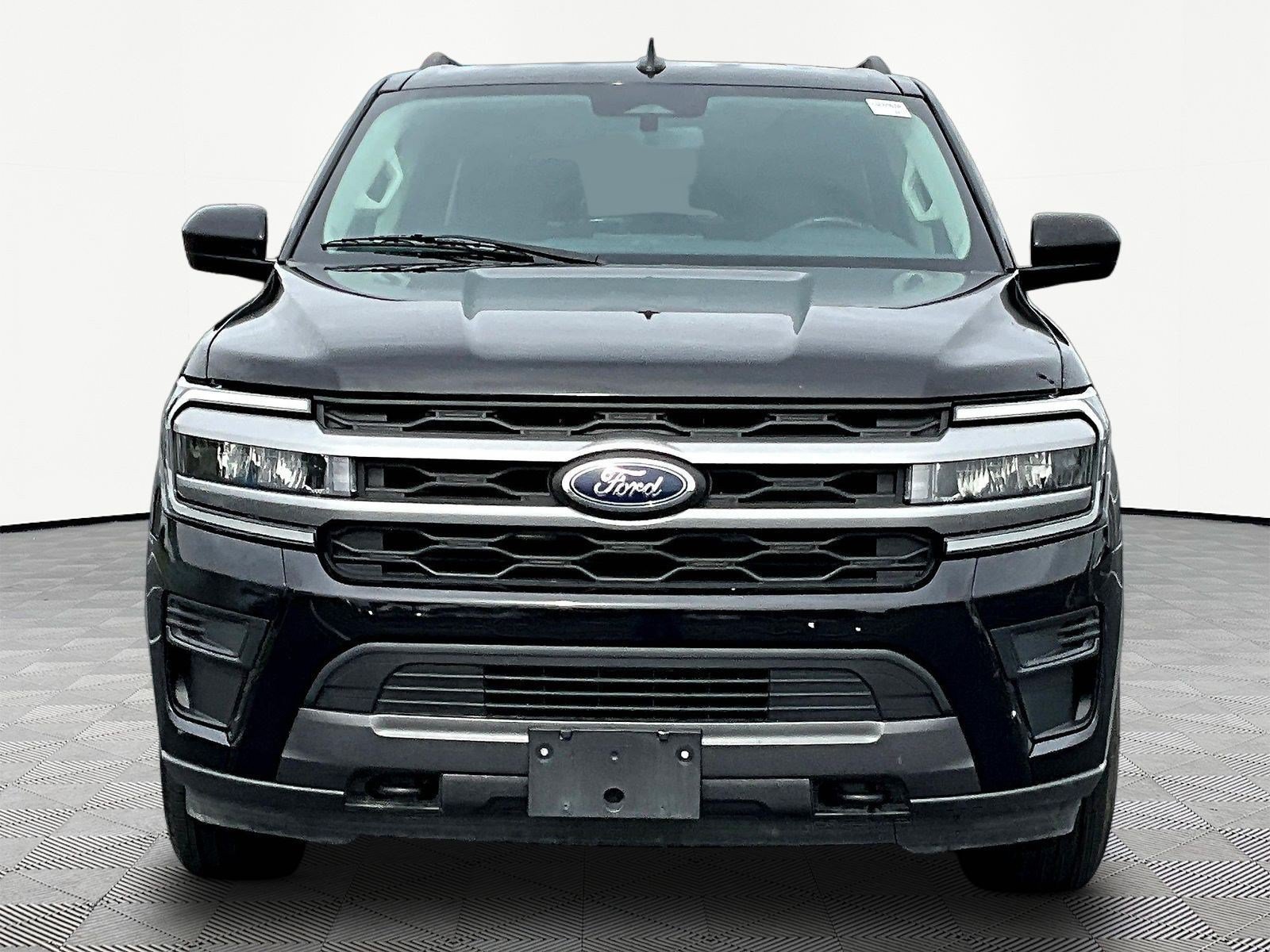 Used 2022 Ford Expedition XLT AWD/4WD image 2